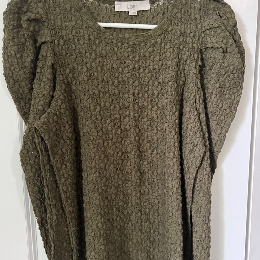Loft Floral Lace Puffed Shoulder top in Olive, size Medium - Picture 4 of 4
